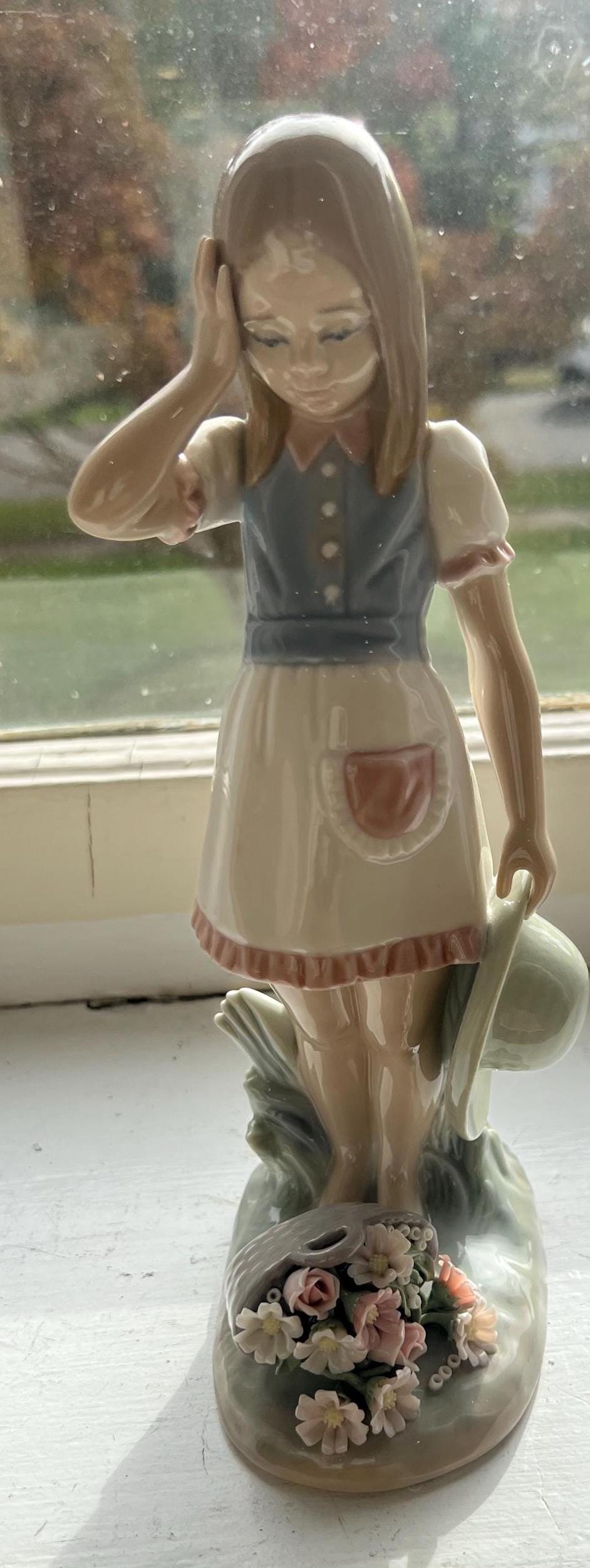 Lladro Girl 1285 