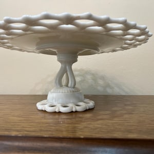 Assiette à gâteau sur pied en verre de lait vintage Westmoreland avec bords en dentelle dorique