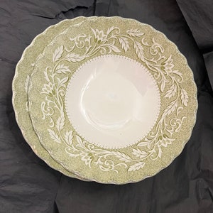 Puede incluir: Dos ensaladeras de cerámica verde y blanca con un diseño floral. Las ensaladeras tienen un borde festoneado.