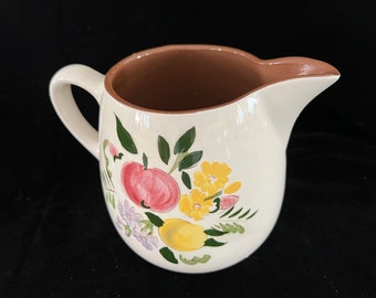 Jarra Stangl Trenton, NJ: Frutas y flores pintadas a mano, 6.5 pulgadas