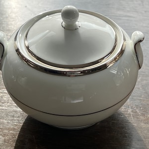 Wedgwood Carlyn White Platinum Trim Sugar Bowl With Lid
