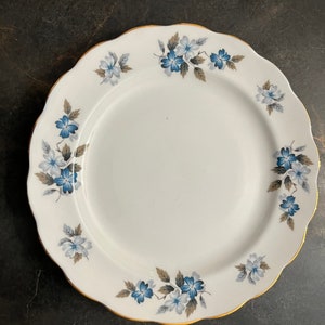 COLCLOUGH China Set von 5 Salattellern mit blau grauen Blumen und vergoldetem Jakobsmuschelrand