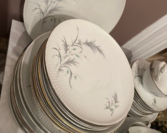 Thomas Rosenthal Germany Dinnerware Set: Ribbed Thistle, Gold Trim