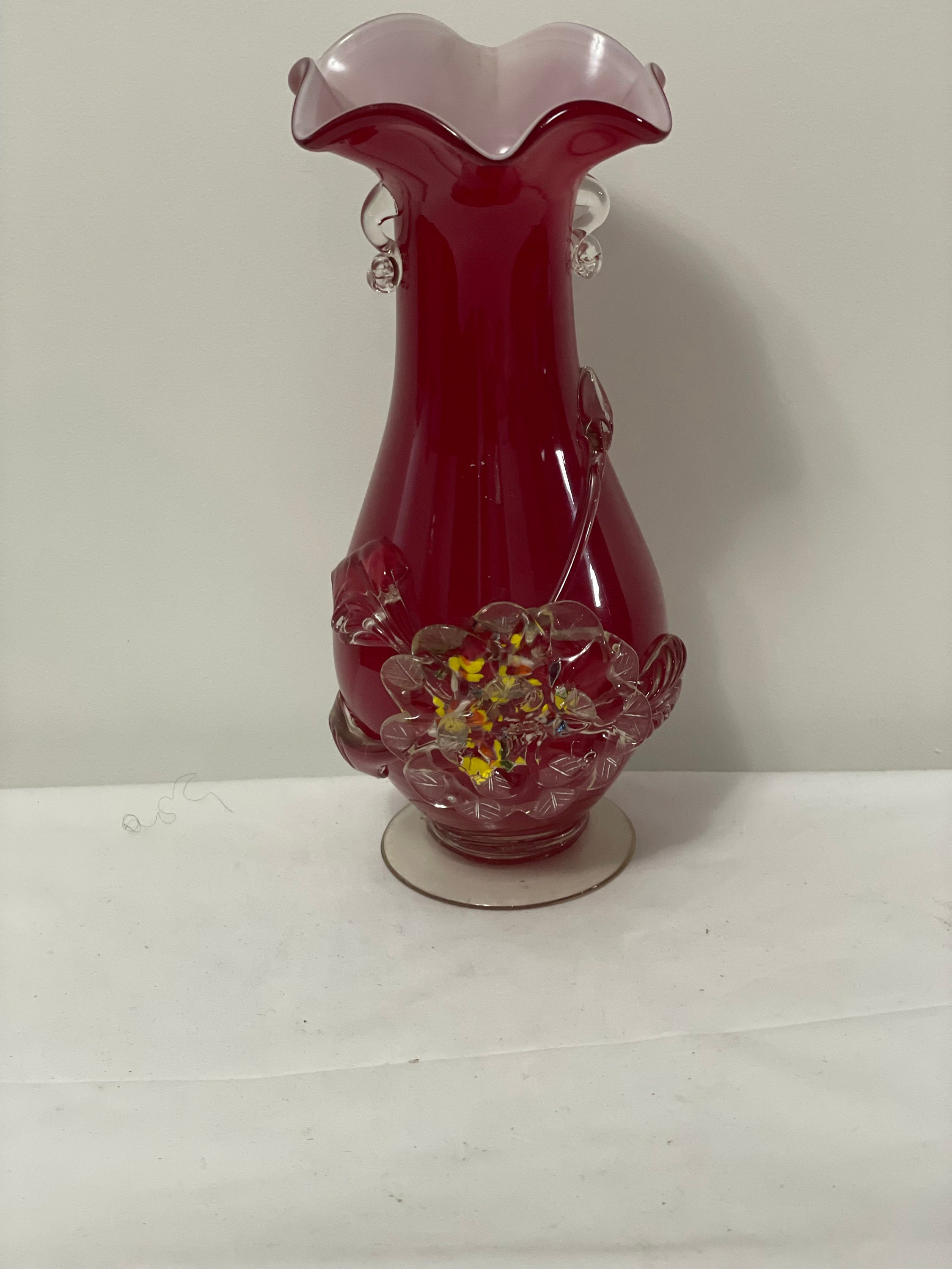 ヴィンテージのユニークなムラーノ中国梅の花の赤い花瓶、白い