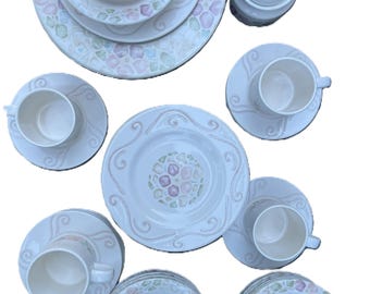 Conjunto de jantar Pfaltzgraff Andalucia com estampa floral em tons pastel e detalhes em relevo branco.
