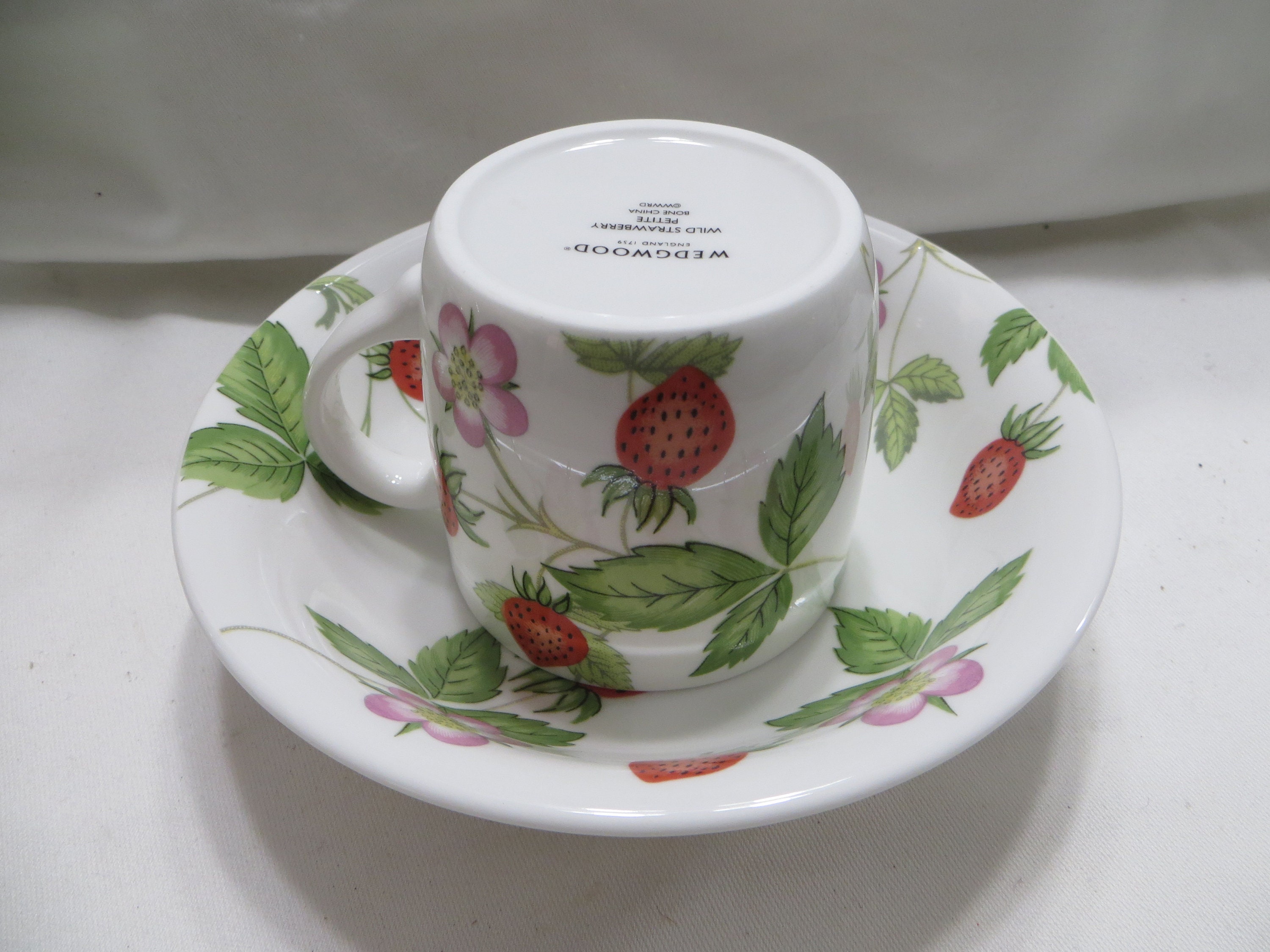 Wedgwood Wild Strawberry Petite Bone China Nursery Ware 2 PC Wedgwood Wild Strawberry Petite Bone China Nursery Ware 2 PC