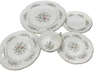 Zeldzaam vintage Franconia-Krautheim Isabelle porselein, wit porselein met veelkleurige bloemmotieven, geschulpte randen en gouden afwerking.