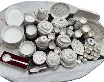 Juego de vajilla Petite Fleur de Villeroy & Boch, con un delicado estampado floral sobre una base blanca.