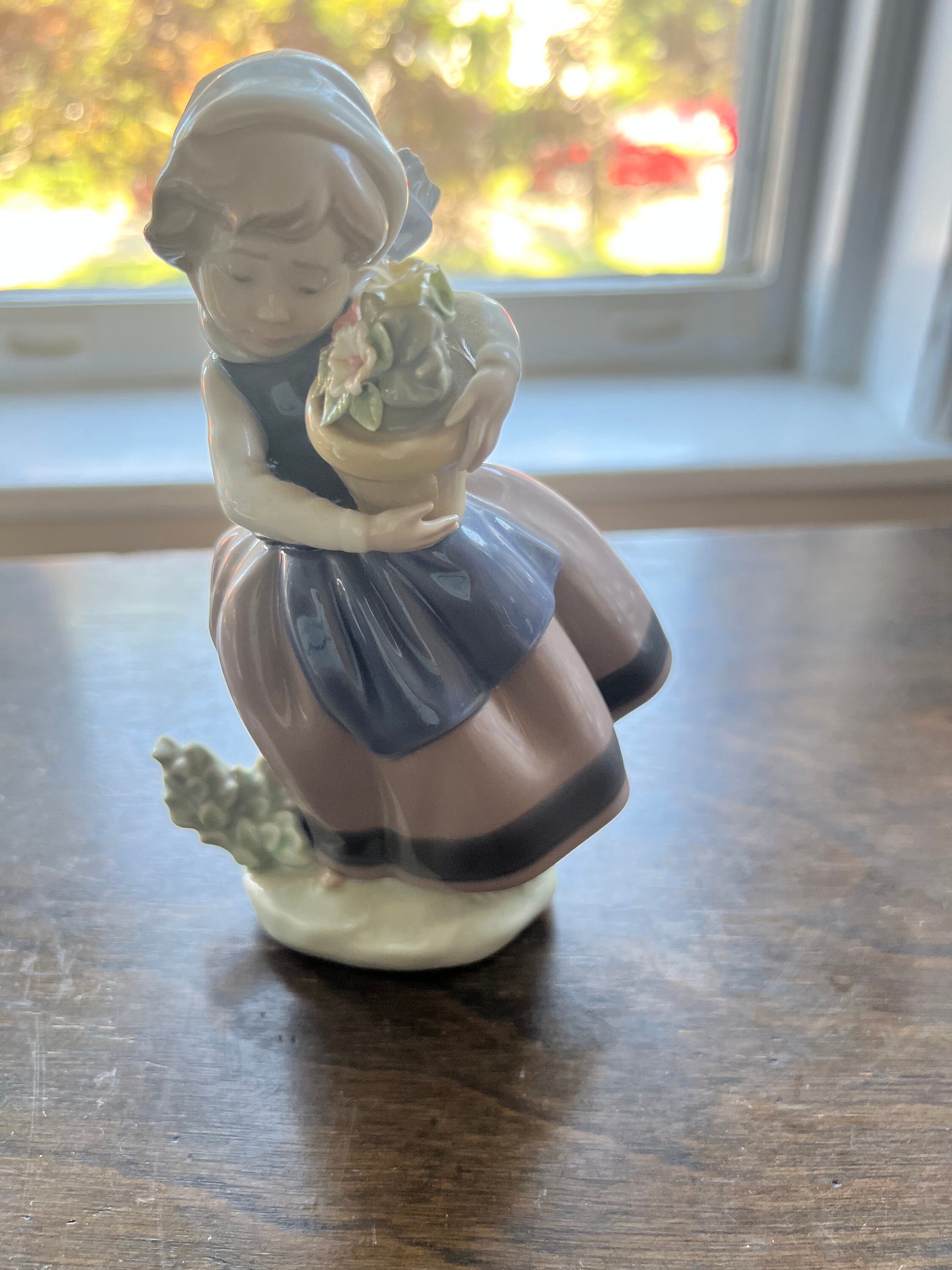 Lladro Porcelain ,figurine 5223 Spring is Here , Girl With Pot of