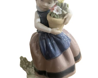 リヤドロ「春が来た」フィギュア、花を持つ少女、スペイン製磁器 #5223