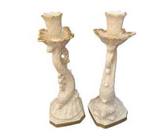 2 portavelas de porcelana Lenox con forma de delfín, colección Aquarius, decorados a mano con detalles en oro de 24 quilates.