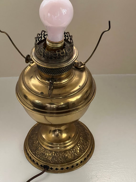 Nice Antique B & H Electrified Brass Oil Lamp With Frosted Eagle