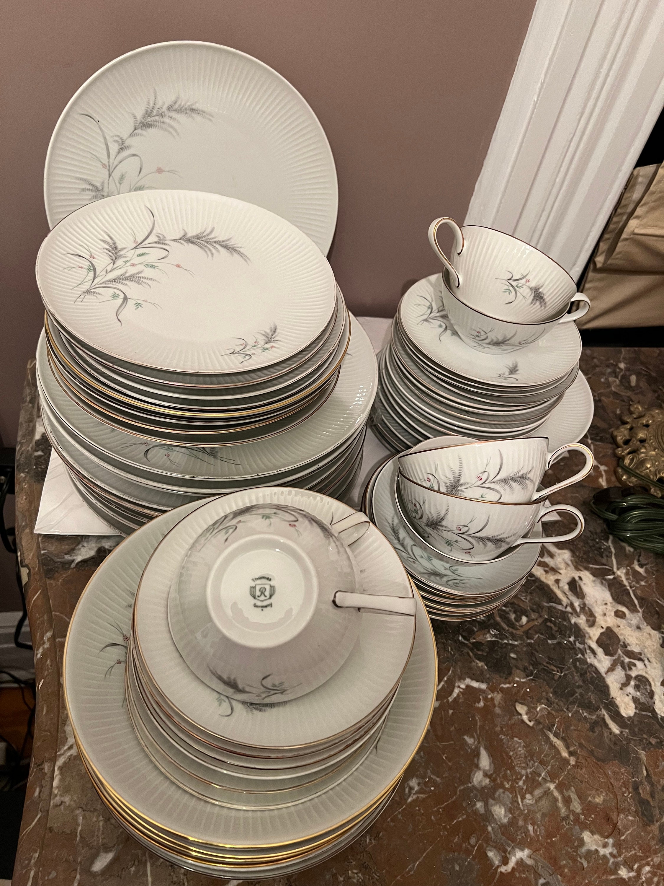 Thomas Rosenthal Germany Dinnerware Set: Ribbed Thistle, Gold Trim