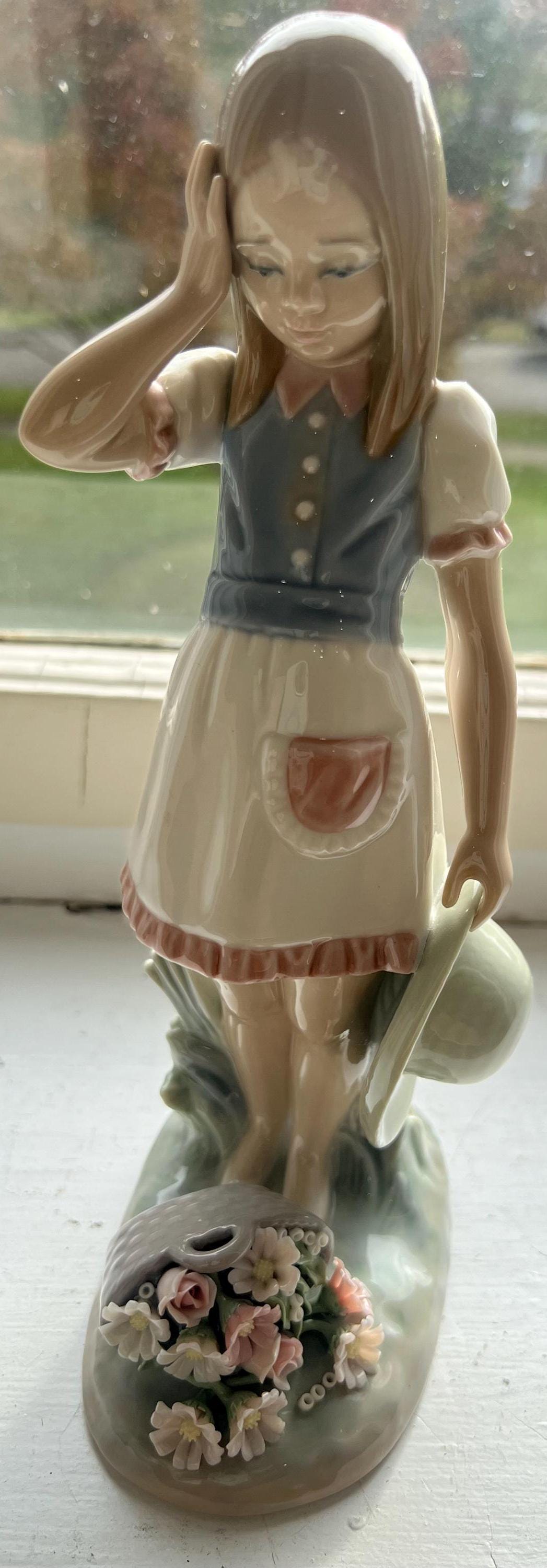 Lladro Girl 1285 