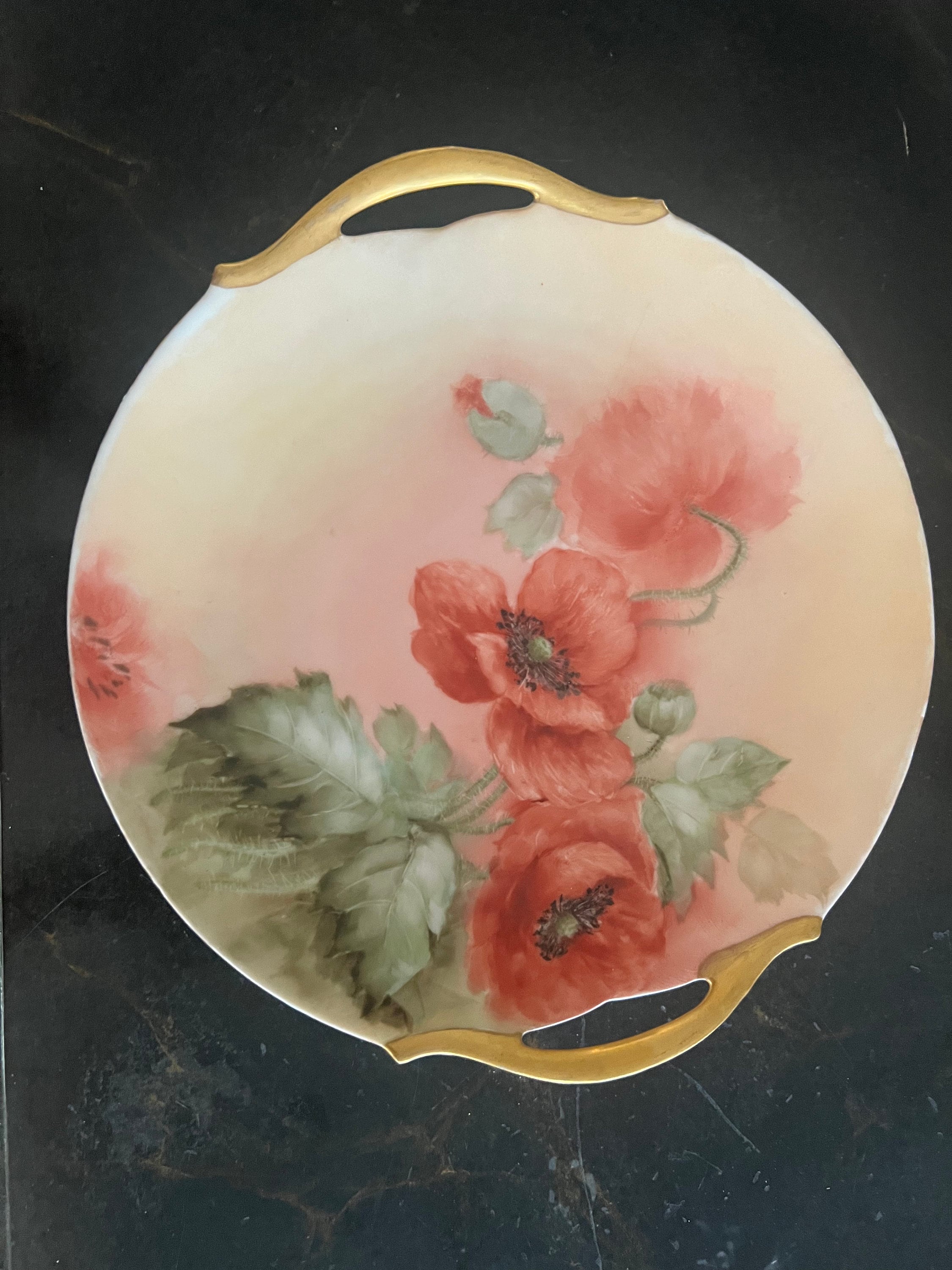 LIMOGES France (Porcelaine de la Rose) : Suite de trois assiettes en