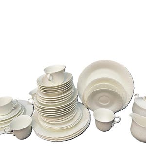 Mikasa White Silk: Juego de vajilla de porcelana fina, delicado estampado de enredaderas en relieve, Narumi Japón