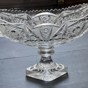 Bol de cristal tallado con pedestal / Compota, probablemente fabricado entre 1880 y 1910. 13 pulgadas.