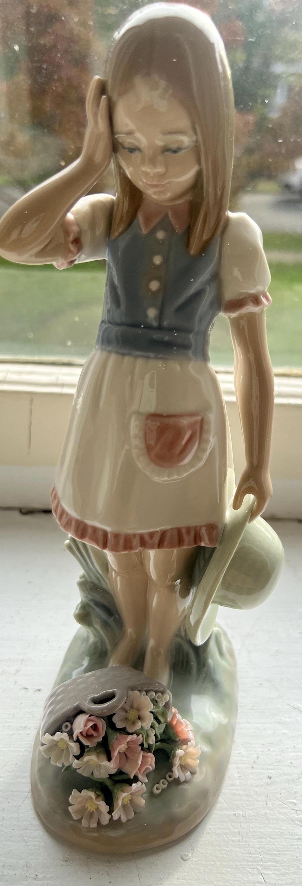 Lladro Girl 1285 
