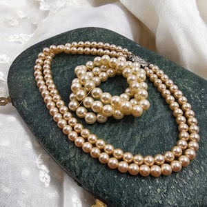 Bellissima collana vintage di perle singole e doppie in stile Art Déco degli anni '20 con parure vintage abbinata a un braccialetto di perle color crema a tre file