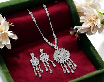 Beautiful, vintage 1920s Art Deco long necklace lariat with matching earrings