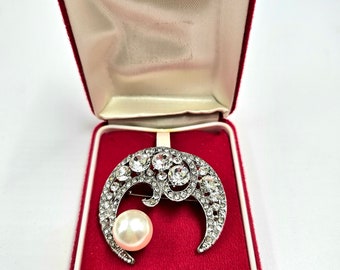 Beautiful, vintage Art Deco 1920s crescent brooch decorated with pearl