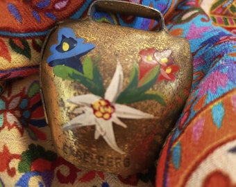 1960s Swiss brass coloured cowbell, souvenir of the village of Wengen, handpainted flowers, edelweiss, alpine, ski chalet decor, dinner bell