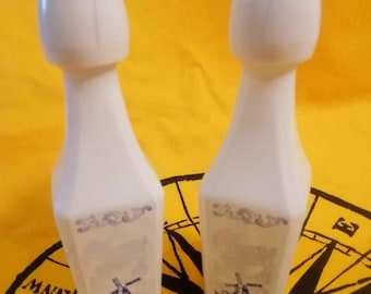 Vintage pair of miniature Vandermint bottles, Dutch liqueur with delft-style images of windmills and sailing scenes, tulip lids, circa 1970s