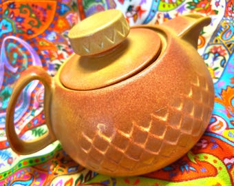 Mid-century Nefertiti series ceramic stoneware teapot by Diana Pottery. Sunburst colouring, made in Sydney Australia circa 1970s.