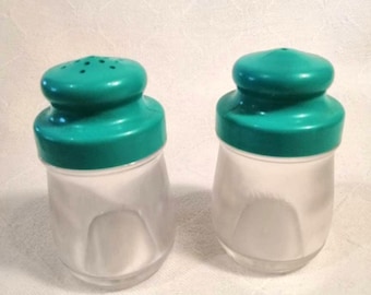 Vintage picnic or camping salt and pepper shakers, Australian made, clear plastic with turquoise green lids, circa 1970s.