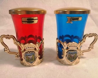Pair of vintage red and blue salt and pepper tankard shakers, souvenir of Bright, Victoria with pictorial badges, made in Japan circa 1960s.
