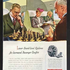 Peut inclure: Une publicité vintage pour les moteurs d'avion Wright, montrant une scène à l'intérieur d'une cabine d'avion avec des passagers profitant d'un vol silencieux. Le texte met en avant les avantages des Cyclones à faible niveau sonore pour un confort accru des passagers. La publicité présente également un gros plan d'un moteur turbo-compresseur Wright.