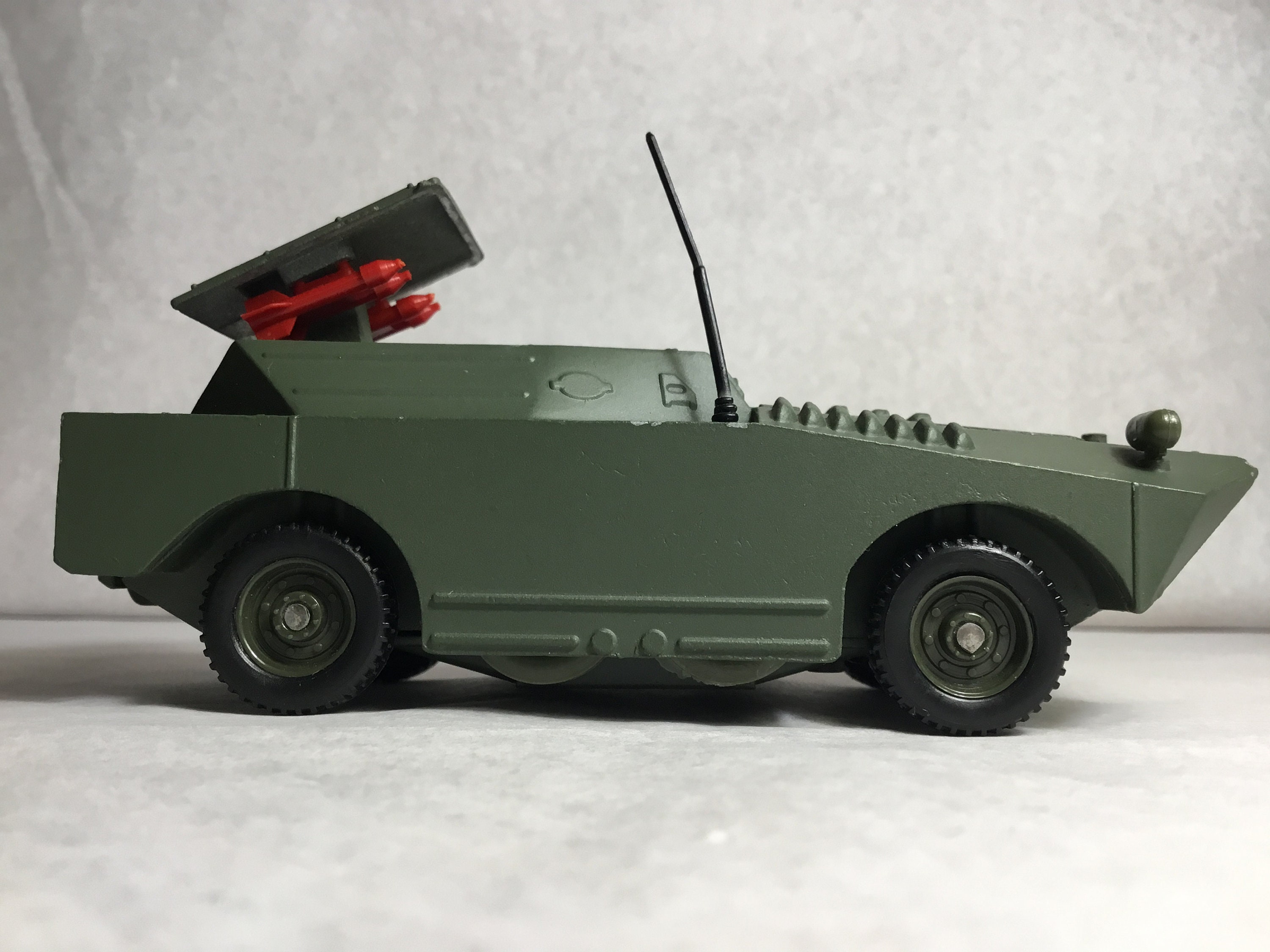 Solido militaire véhicule BTR 40 LANCE ROCKETS N°225 (vendu sans boite