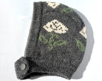 Gorro de mujer gris esponjoso con capucha y flores, de lana de doble punto.