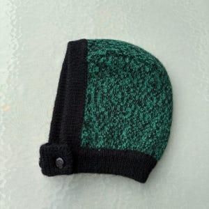 Handstickad grönsvart pixie-hatt med knappar Dam texturerad fluffig huva melerad