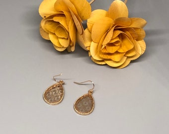Gold Bridal earrings, teardrop gold earrings,  statement jewelry, Chandelier Wedding earrings, Teardrop earrings, Vintage style earrings