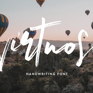 Può includere: Design di font a pennellate bianche con la parola "Virtuoso" in uno stile calligrafico in grassetto. Il font è posizionato su uno sfondo di un paesaggio panoramico con mongolfiere che galleggiano nel cielo.