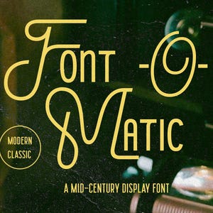 Puede incluir: Un diseño de fuente amarillo con el texto "Font-O-Matic" y el lema "A Mid-Century Display Font". El texto está sobre un fondo verde oscuro con una imagen borrosa de una lente de cámara en el fondo.