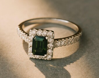 Smaragdschliff Grüner Turmalin Ring: 14K Weißgold Diamant Halo