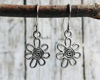 Flower Earrings / Silver Flower Earrings / Small Dangle Earrings / Boho Earrings / Hippie Earrings / Retro Earrings / Little Flower Earrings