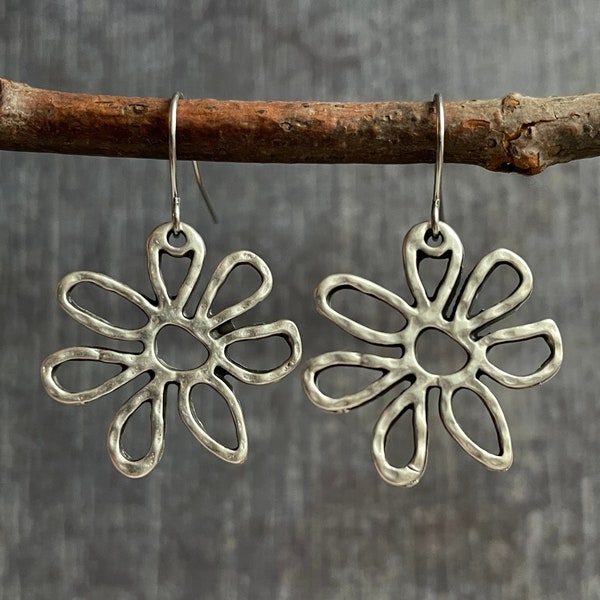 Flower Earrings / Boho Earrings / Silver Earrings / Flower Jewelry / Hippie Earrings / Hippie Jewelry / Hammered Earrings