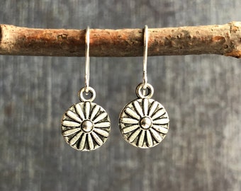 Daisy Earrings / Silver Earrings / Small Dangle Earrings / Boho Earrings / Flower Earrings / Gift For Her