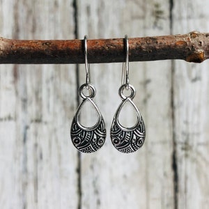 Tiny Silver Teardrop Earrings / Little Dangle Earrings / Dainty Earrings / Lightweight Earrings / Minimalist Earrings / Everyday Earrings