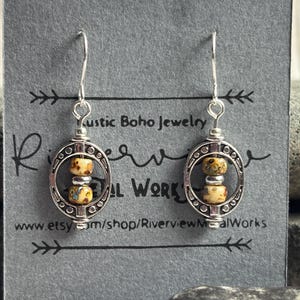 Pendientes bohemios de plata / Pendientes rústicos de plata y marrón / Pendientes colgantes marrones / Pendientes colgantes pequeños / Pendientes bohemios / Regalo para ella