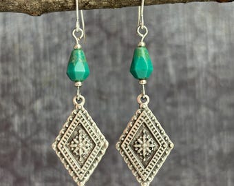 Boho Earrings / Silver Green Dangle Earrings / Victorian Vibe Earrings / Silver Boho Jewelry / Silver Jewelry / Earrings Gift