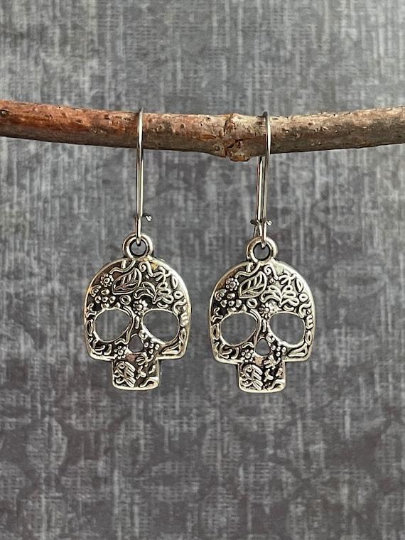 Sugar Skull Earrings / Silver Skull Earrings / Skull Dangle Earrings / Skull Jewelry / Day of the Dead Earrings / Gothic Earrings