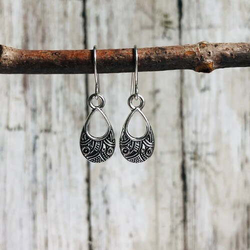 Petites boucles d'oreilles en forme de goutte d'argent / Petites boucles d'oreilles pendantes / Boucles d'oreilles délicates / Boucles d'oreilles légères / Boucles d'oreilles minimalistes / Boucles d'oreilles de tous les jours