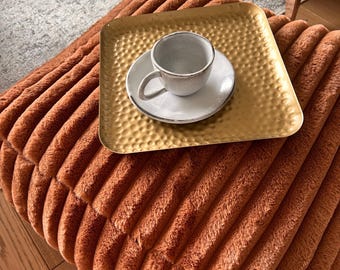 Puf de suelo de piel, asiento bajo de pana, decoración de salón.
