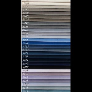 Peut inclure: Un nuancier de tissus Magic Velvet en diff&eacute;rentes nuances de bleu, gris et blanc. Les &eacute;chantillons sont num&eacute;rot&eacute;s avec un code, commen&ccedil;ant par 2256 et se terminant par 2222.
