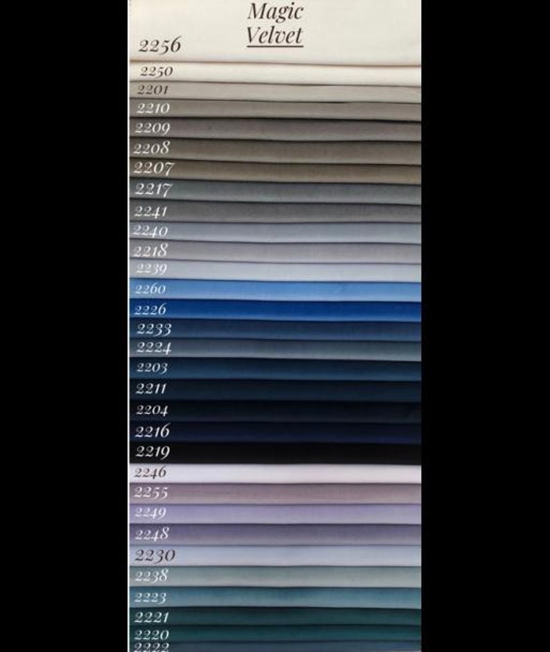 Peut inclure: Un nuancier de tissus Magic Velvet en diff&eacute;rentes nuances de bleu, gris et blanc. Les &eacute;chantillons sont num&eacute;rot&eacute;s avec un code, commen&ccedil;ant par 2256 et se terminant par 2222.