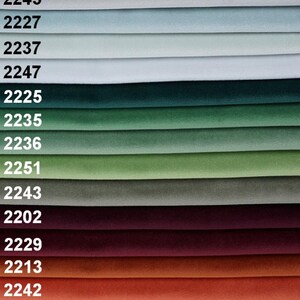 Peut inclure: Un nuancier de 20 &eacute;chantillons de tissu dans diff&eacute;rentes nuances de rouge, orange, jaune, vert, bleu et violet. Chaque &eacute;chantillon est &eacute;tiquet&eacute; avec un num&eacute;ro.